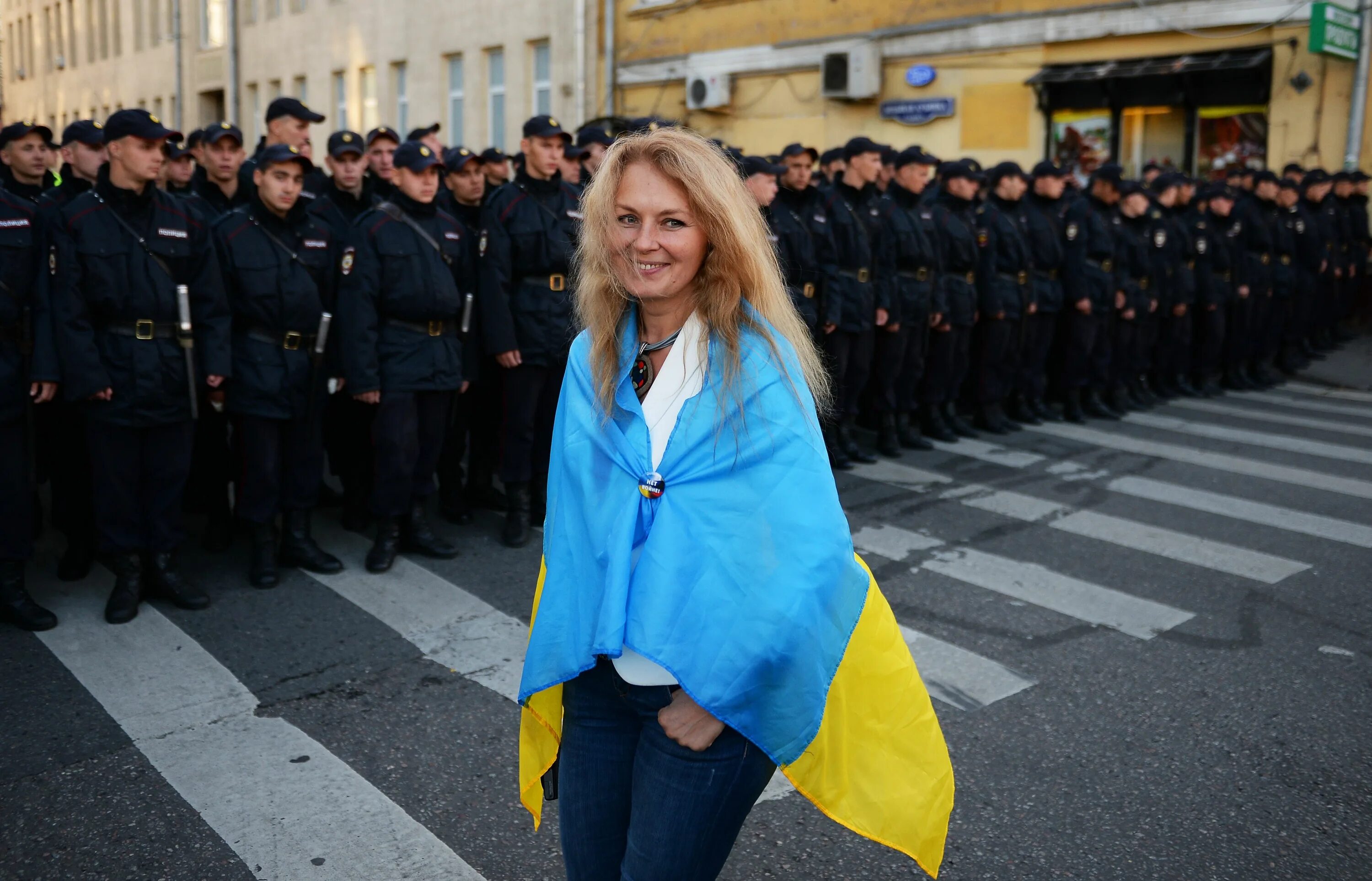 Московские хохлы. Украинки в Москве. Девушка с украинским флагом. Украинский флаг в Москве.