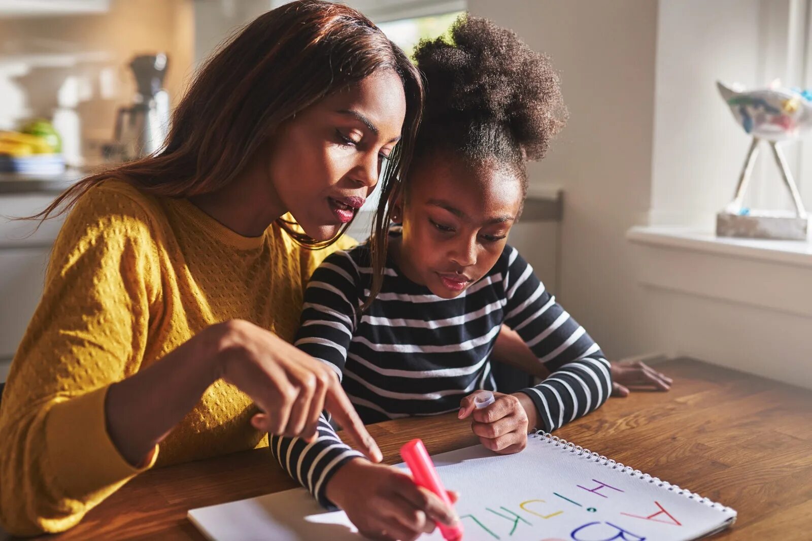 She is studying. Маленькая черная девочка. Черная девушка маленькая. Parents teaching children to learn. Домашнее обучение в США.