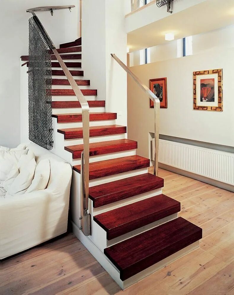 Отделка лестницы. Деревянная лестница. Лестница в доме. Отделка лестницы деревом. Красные ступеньки