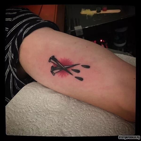 Тату гвозди значение. Тату гвозди значение. Перекрещенные гвозди тату. Тату копателей. Тату гвозди.
