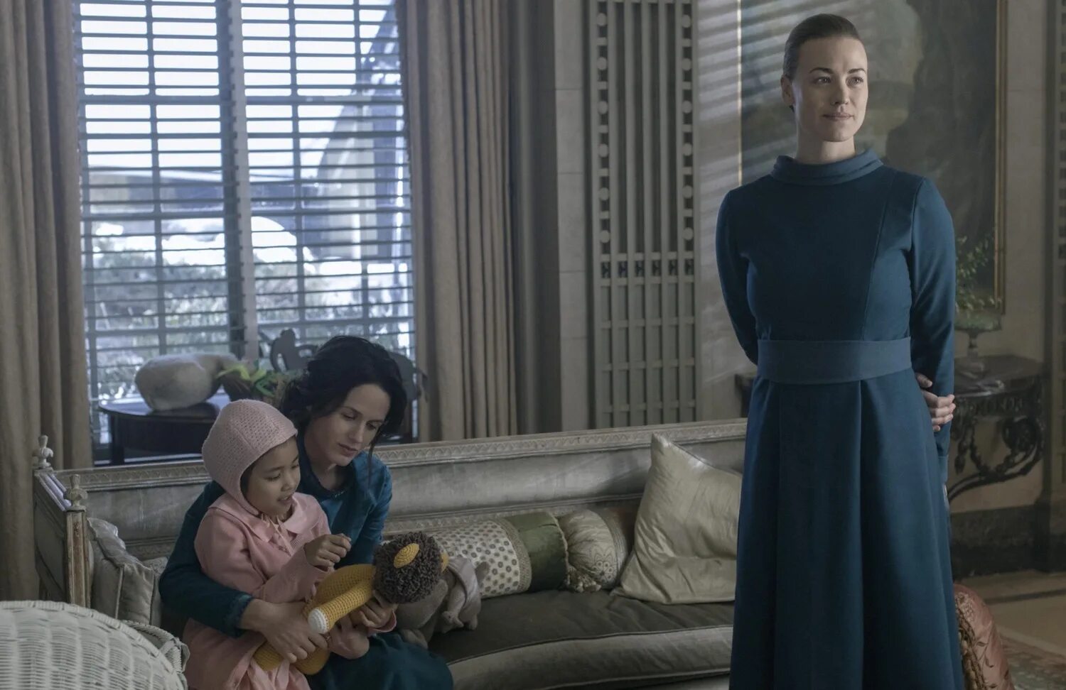 Рассказ служанки 5. The handmaid's tale ивонн страховски. Исповедь служанки. Элизабет мосс и макс мингелла рассказ служанки. The handmaid's tale сериал.