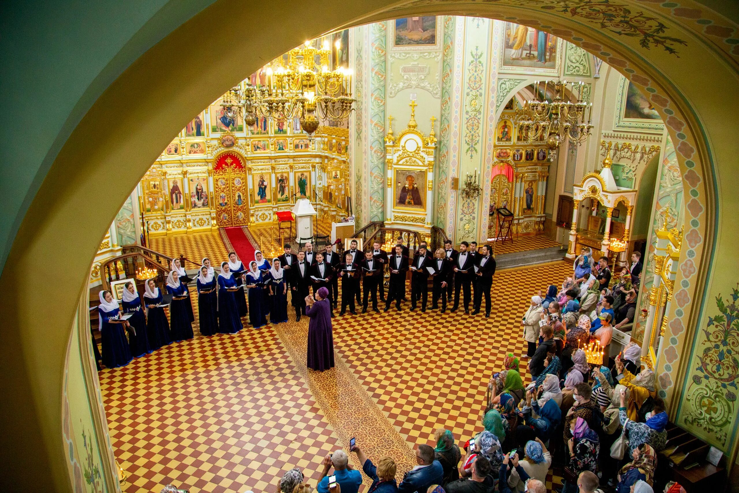 Урок духовный концерт 6 класс. Церковный хор Свияжск. Духовная музыка. Балкон хоров в храме иконы всех скорбящих радость в Свияжске. «Дни творения» в соборе Свияжск.