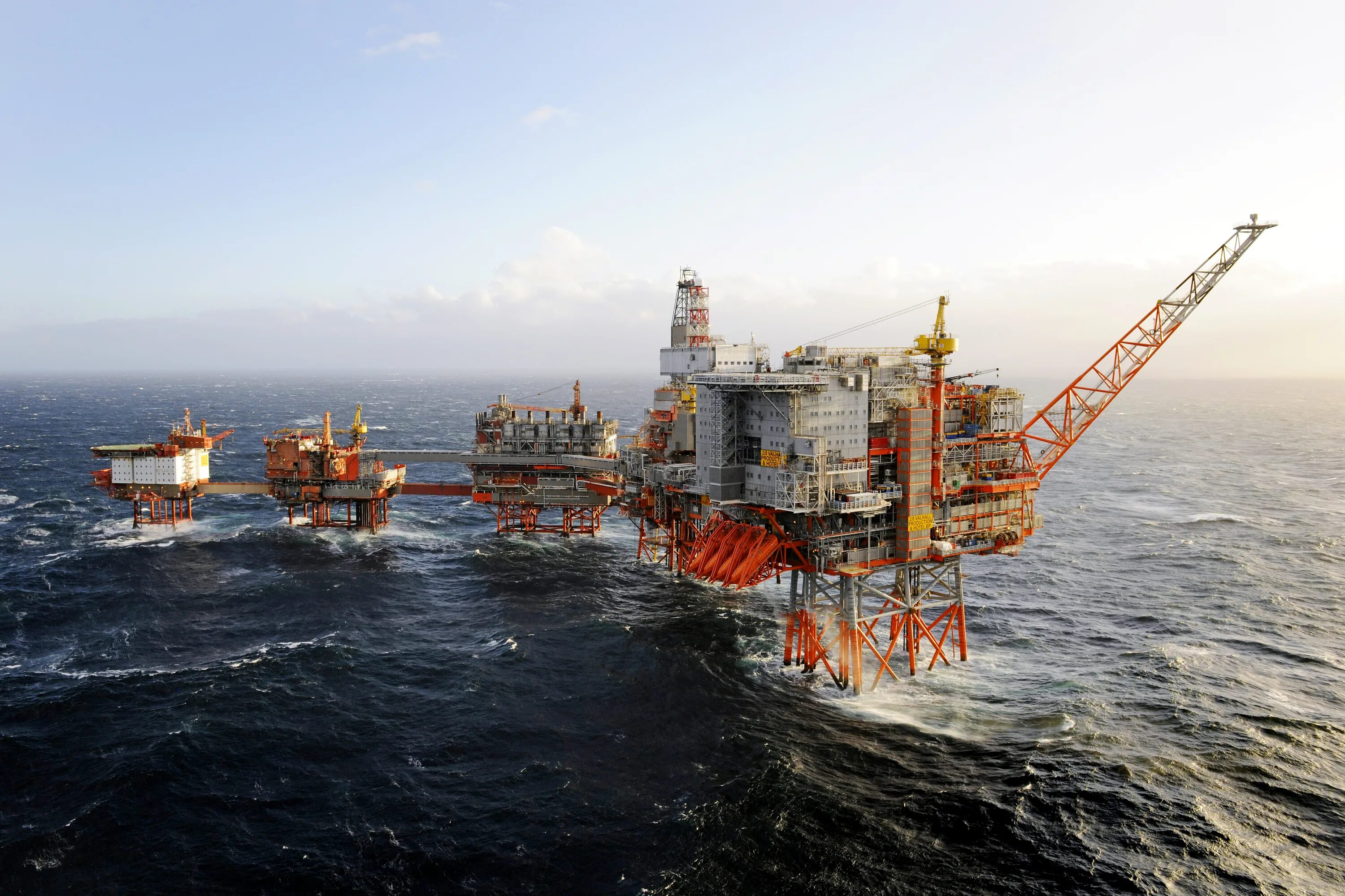 Нефтяная платформа "Дропнер" 1995. Хайберния нефтяная платформа. Нефтедобыча в Северном море. Баренцево море нефтедобыча.