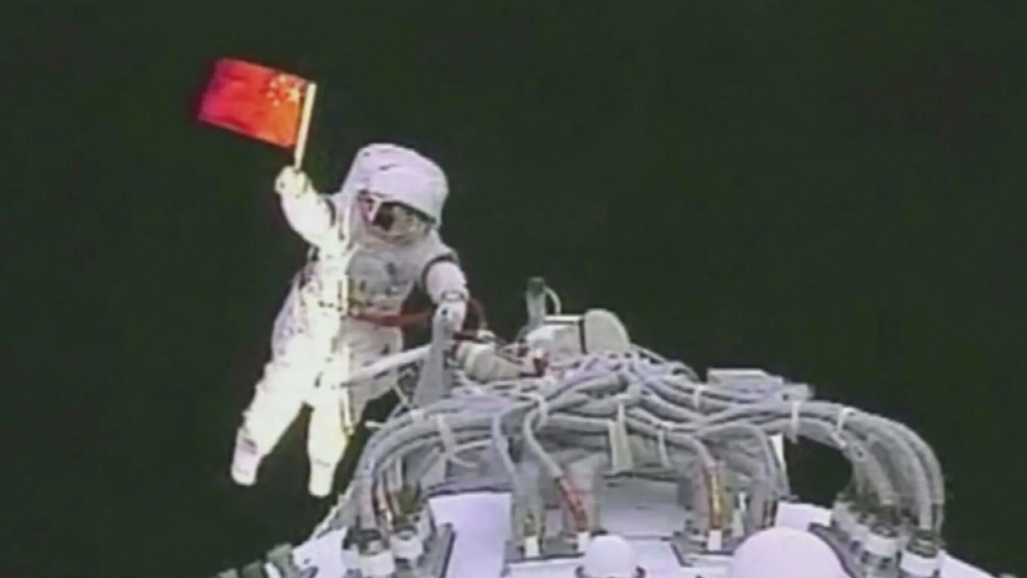 Первый астронавт в открытом космосе. Китайские космонавты в открытом космосе. Выход в открытый космос. Тайконавты в открытом космосе. Тайтонавты вышли в открытый космос.