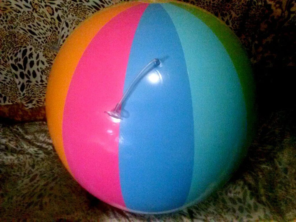 Beachball sit. Для любителей надувных мячей. Надувной мир для любителей надувных игрушек 18. Надувной мяч с игрушкой внутри. Девушка с пляжным мячиком.