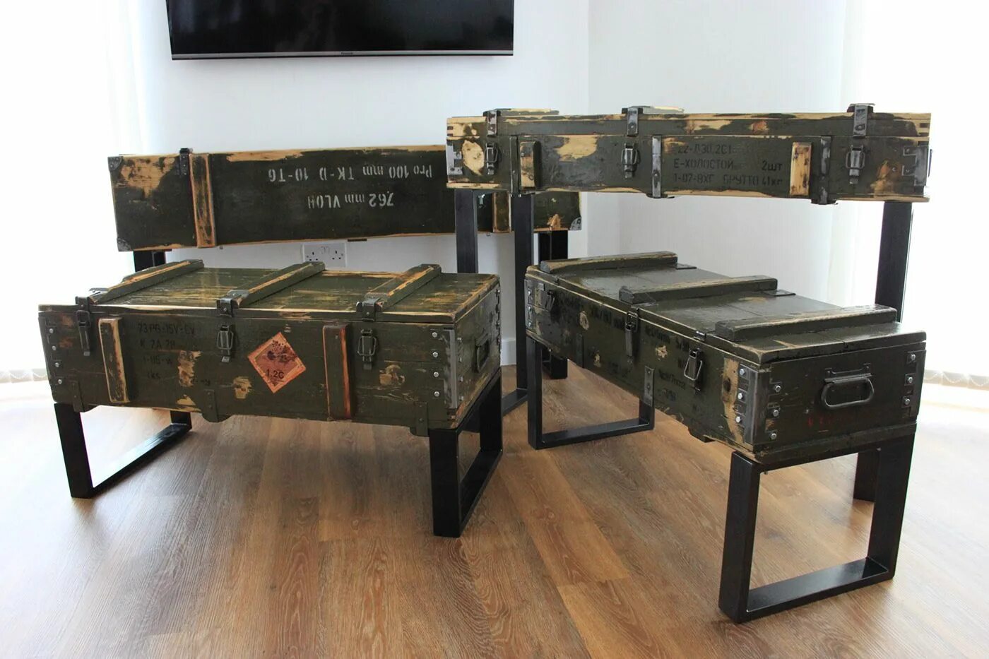 Военный стол. Столик из военного ящика. Мебель из армейских ящиков. Мебель из военных ящиков. Ящик в стиле милитари.