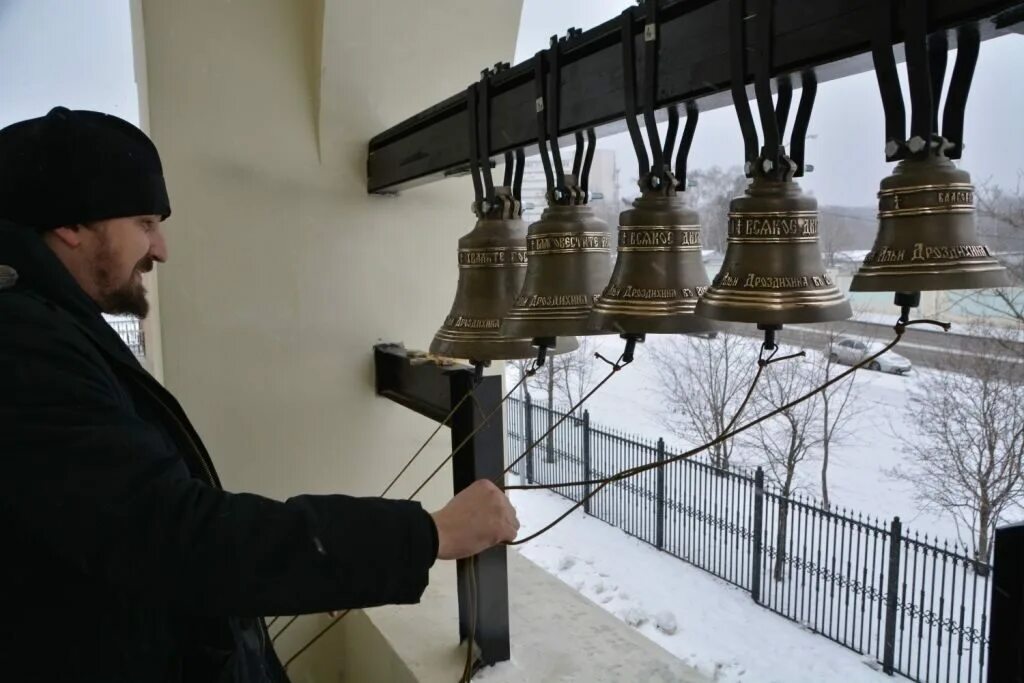 Звон банки. Уральская звонница. Звонница Смольного собора колокола. Тихвин звонница колокола.