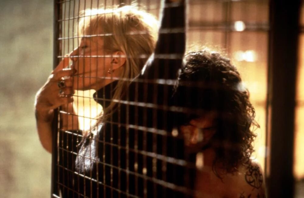 Добро пожаловать незнакомец фильм. Незнакомец останься. Незнакомец останься. Незнакомец 1995 постер. Незнакомцы жестокие игры.