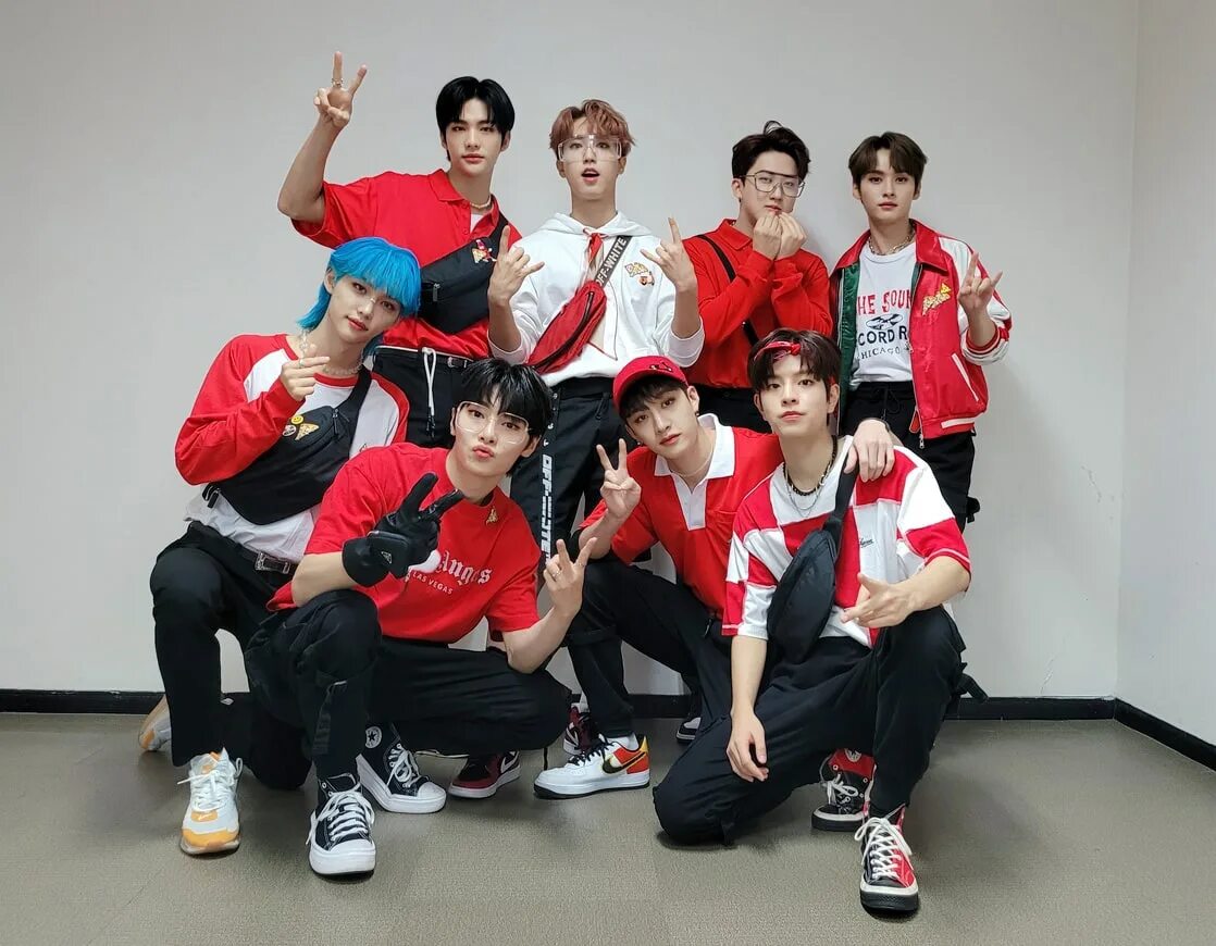 Картинки стрей кидс. Stray Kids участники thunderous. Хенджин thunderous. Felix Stray Kids Домино. Stray Kids 2021 NOEASY.