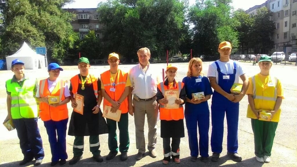 Работа в жкх ростов на дону. Работники жкх. сотрудники жкх. дворники ростова на дону. жкх пролетарского района ростов-на-дону сотрудники.