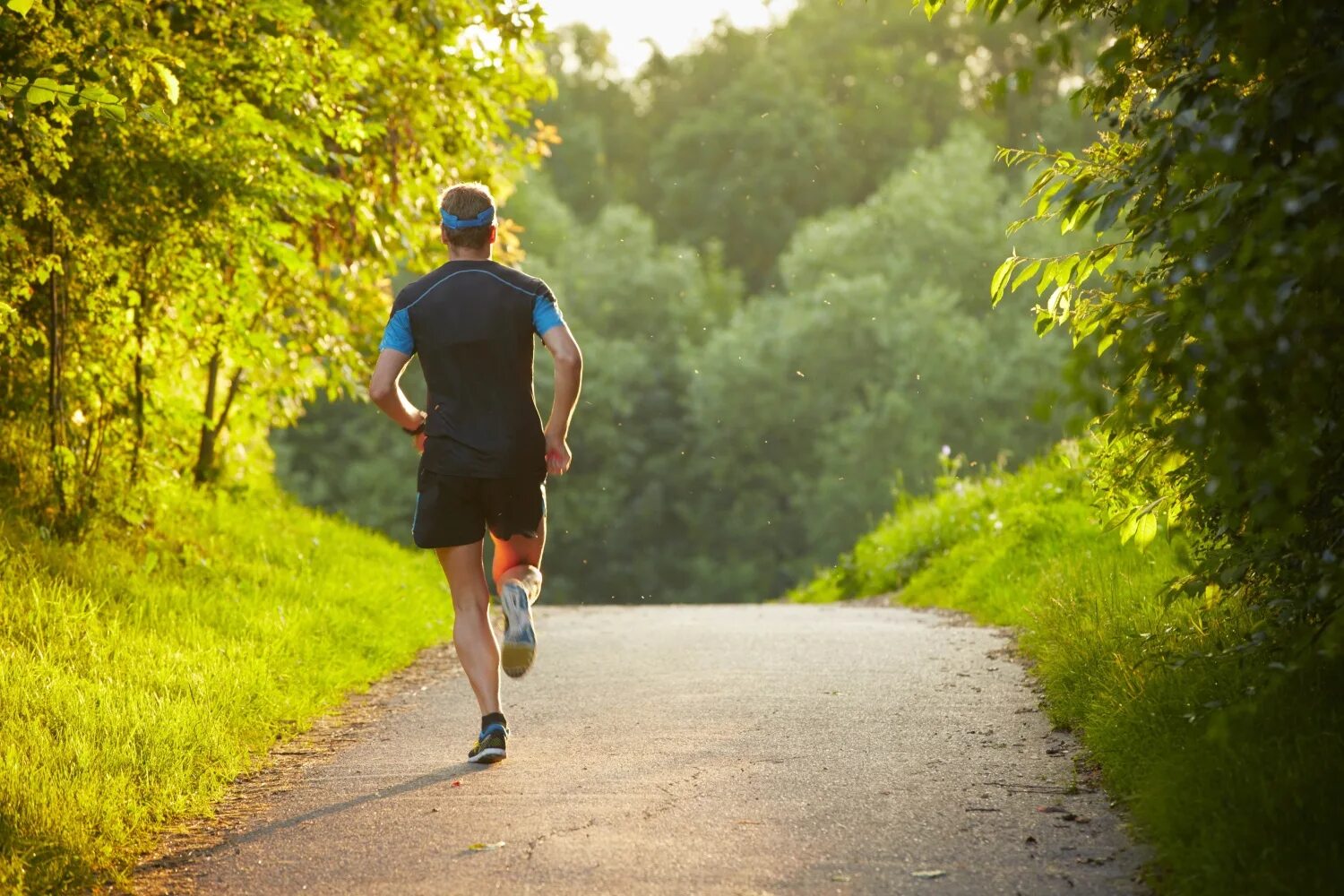 I go in for sport. Утренняя пробежка. Мужчина бежит. Бегущий человек. Человек на пробежке.