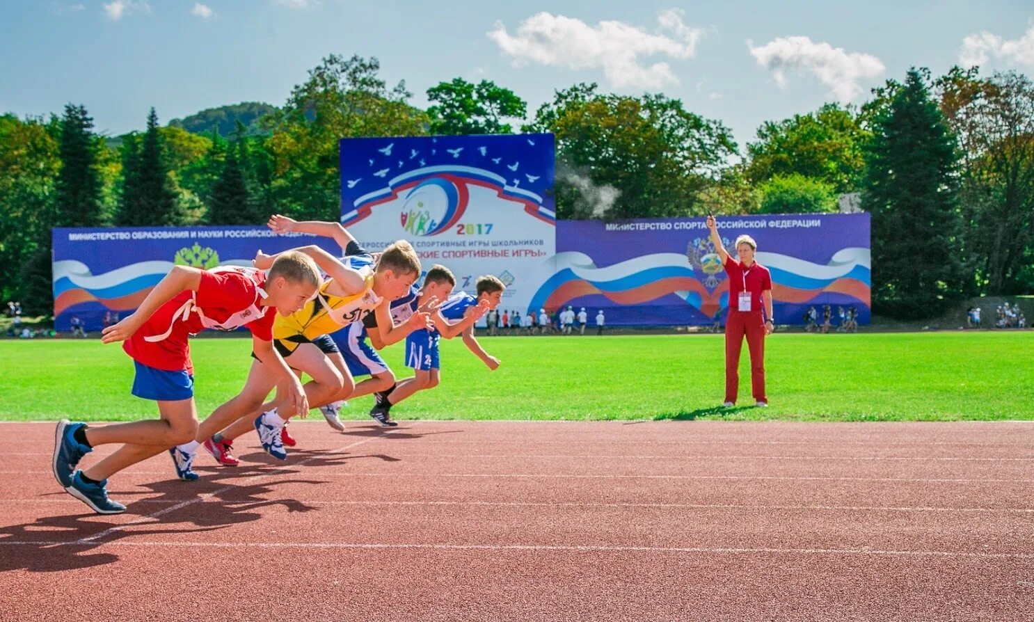 Орленок спортсмен 1. Орлёнок президентские состязания игры. Спортивное соревнование школьников орлёнок. Соревнования в лагере орлёнок. Президентские соревнования.