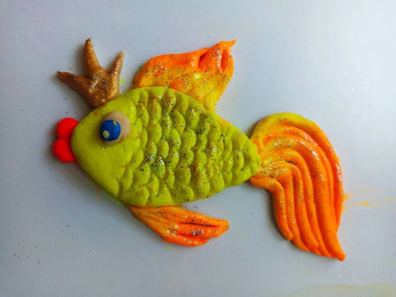 Рыбка из соленого теста. Тестопластика Золотая рыбка. Золотая рыбка соленого теста. Рыбка из соленого теста для детей.