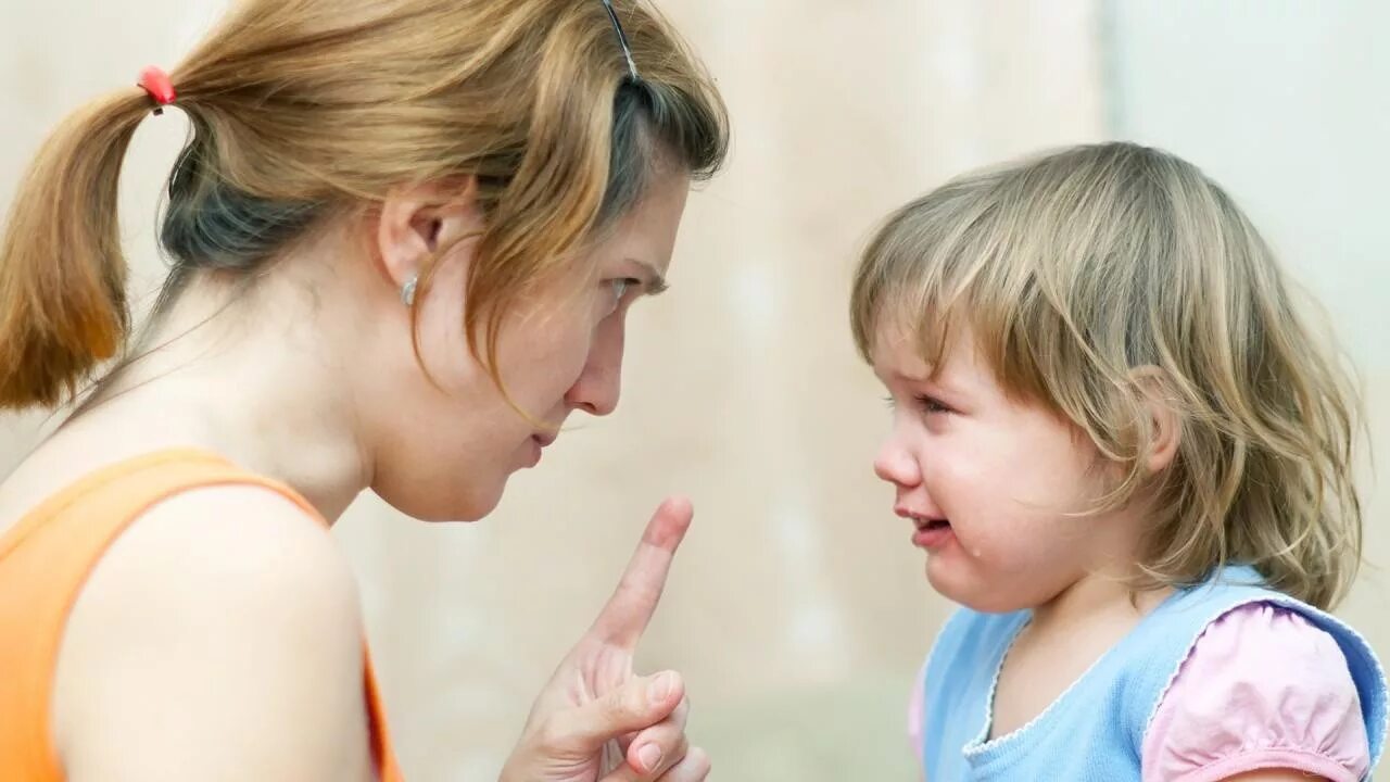 Ребенок не слушается. Родители ругают ребенка. Послушный ребенок. Ребенок кричит.