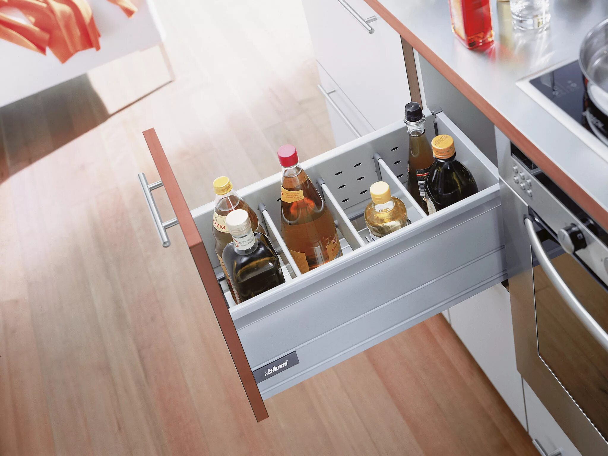 Hettich orgastore 600. Выдвижной ящик в ящике для кухни. Выдвижные ящики для кухни. Лоток для столовых приборов хеттих иннотех. Бутылочница blum 150.