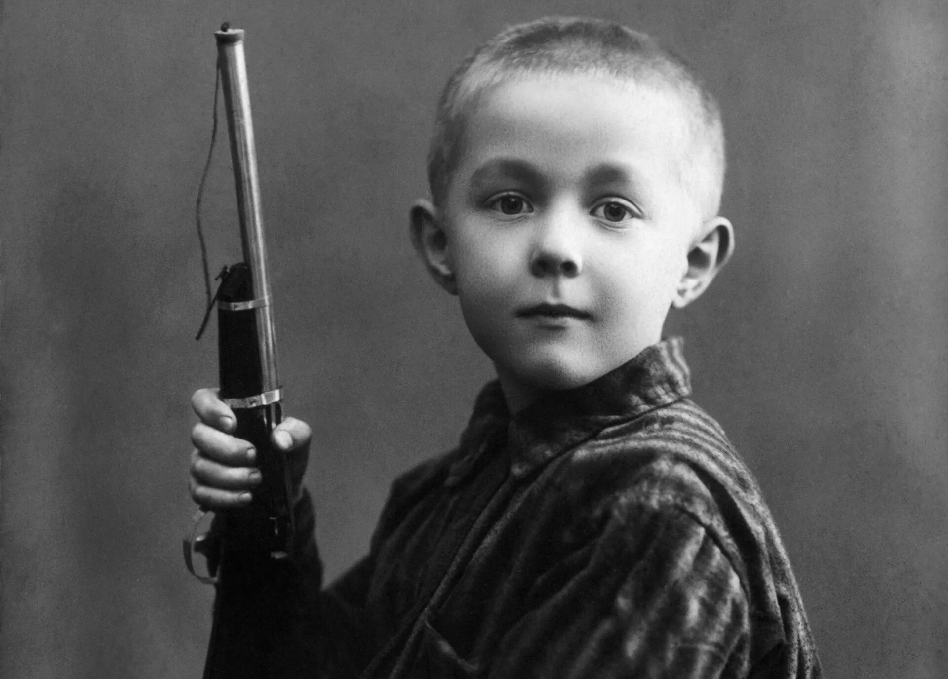 Детство известных писателей. Солженицын в молодости.