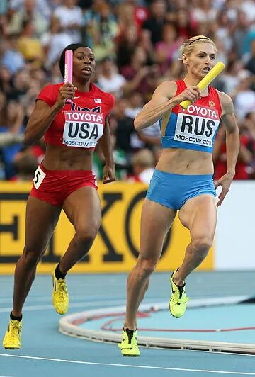Эстафетный бег в легкой атлетике. Легкая атлетика женщины 100м бег. Техника эстафетного бега 4х400 м. Легкая атлетика спринт девушки. Эстафетный бег 4