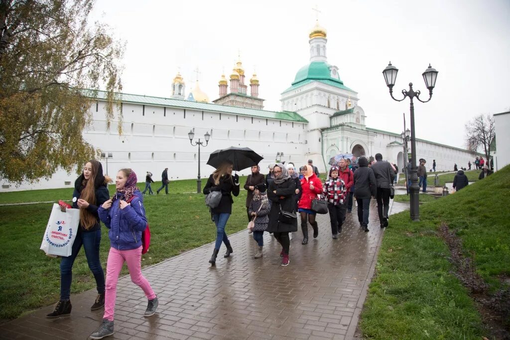 Сергиев Посад туристы. Сергиев Посад экскурсии. Сергиев Посад Лавра экскурсии. Прокат сергиев посад