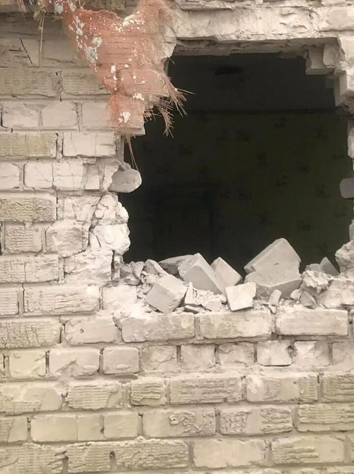 Станица Луганская детский сад. Обстрел детского сада в станице Луганской. Попадание снаряда в стену. Попадание снаряда в дом. Пробитие стен