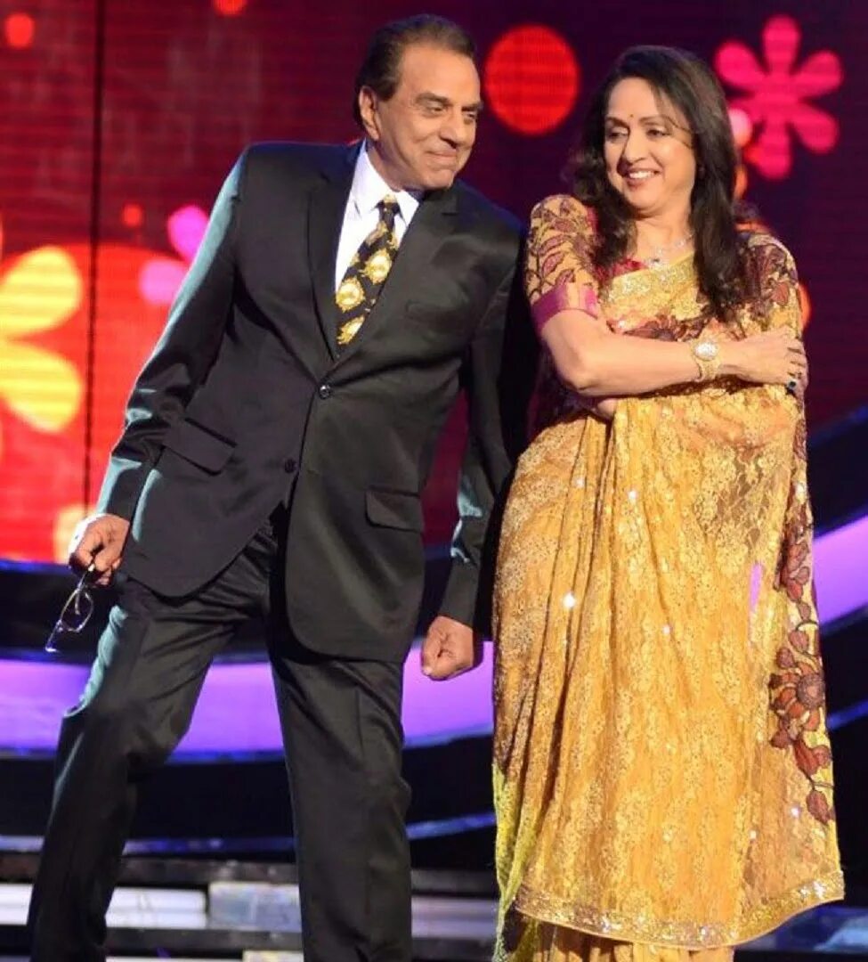 Малини дхармендра. Хема малини и дхармендра в молодости. Хема малини дхармендрой. Хемма малина и ханмендра. Дхармендра и хема малин.