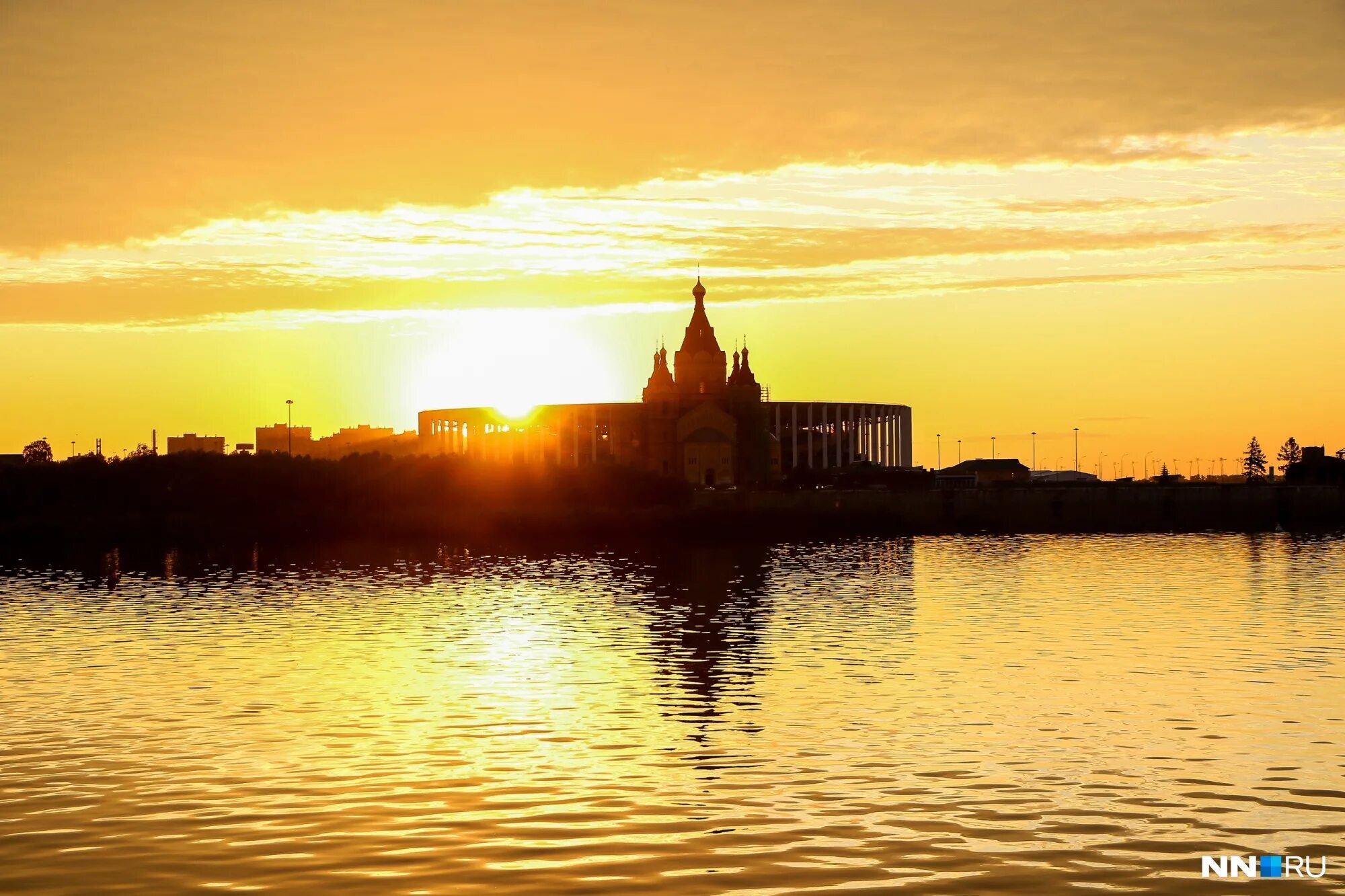 Нижний новгород волга закат. Нижегородский кремль нижний новгород закат. Нижний новгород нижневолжская набережная столица закатов. Нижний новгород столица храм на стрелке закат\. Нижний новгород рассвет.