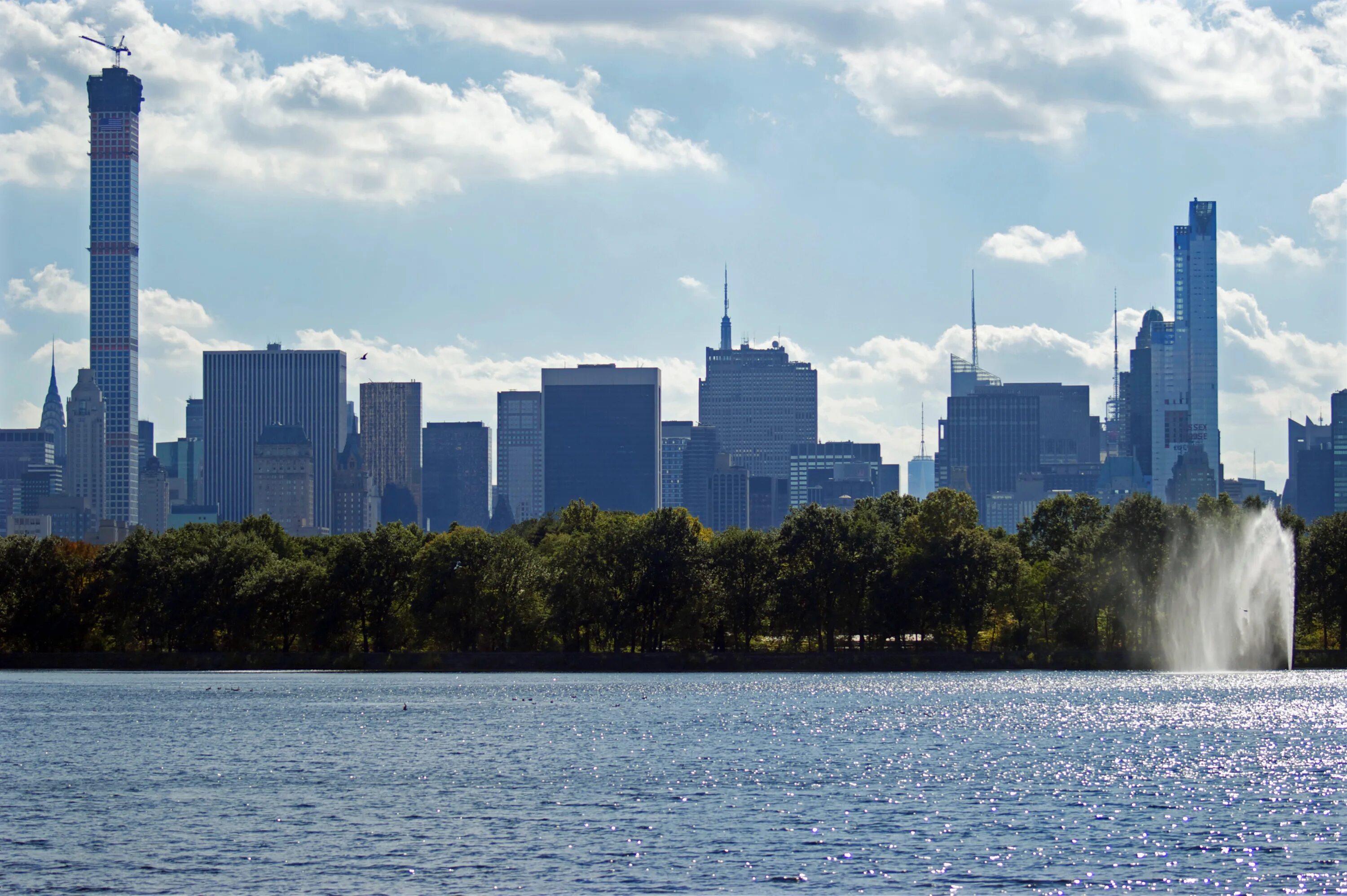 Lake build. Домик в горах у озера. Дом мост. Озеро аттерзее. Башня на озере вирнви уэльс.