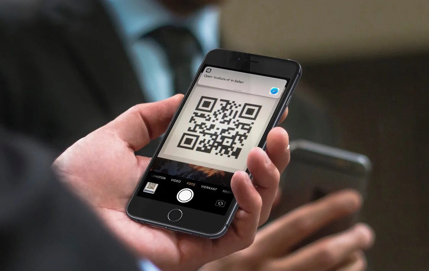 Смартфон QR код. Сканер QR кода на телефоне. QR код на экране телефона. Смартфон сканирует QR. Qr code телефона