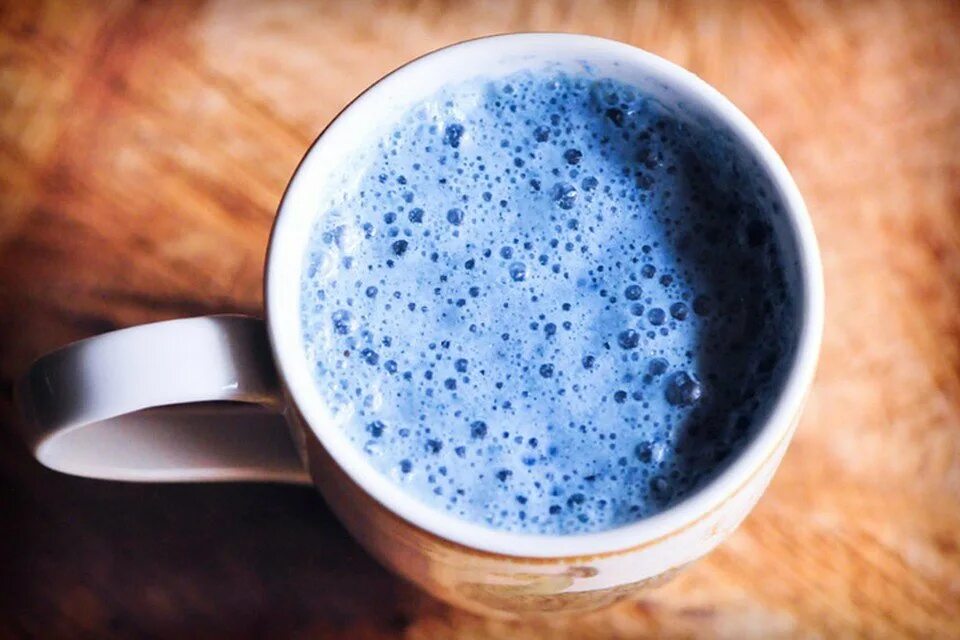 Почему молоко голубое. Голубое молоко. Молоко с голубым оттенком. Голубой чай с молоком. Синий молочный чай.