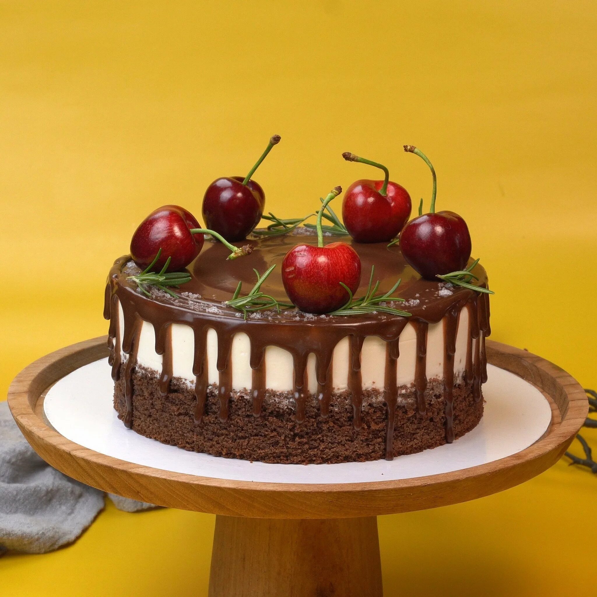 Вишенка на торте надпись. Муссовый торт вишня шоколад маскарпоне. Торт вишенка. Вишенка на торте читать. Торт вишенка на торте.