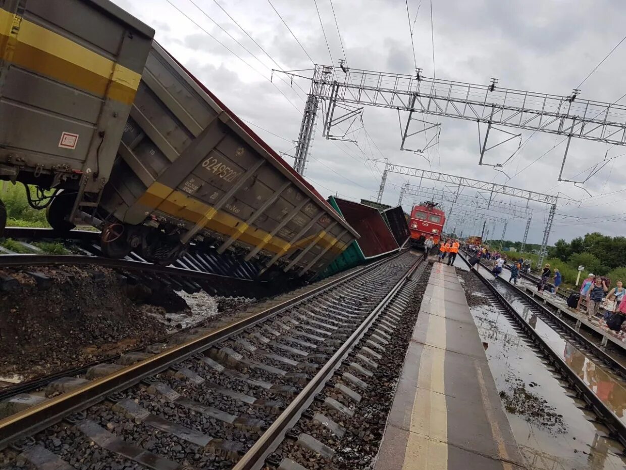 Движение товарных поездов. УТС 380 сход вагона. Грузовой поезд. Поезд с рельсами. Товарный поезд с рельсами.