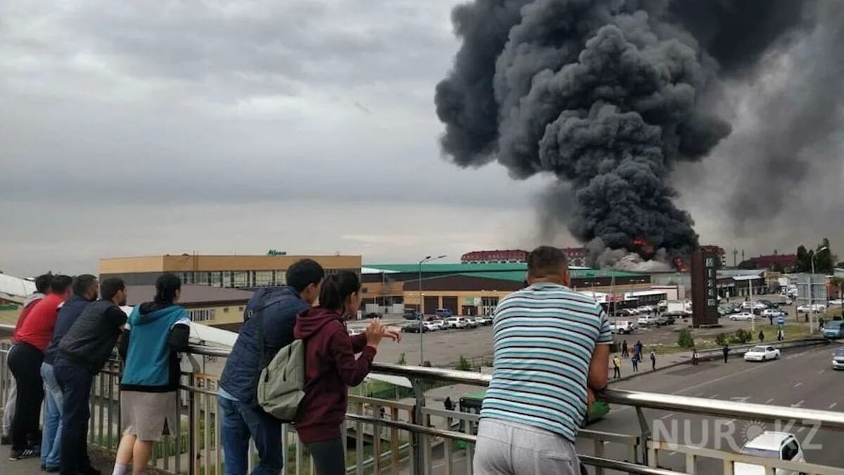 Пожар в алматы сегодня на барахолке. Пожар на барахолке в Алматы. Пожар в Алматы сегодня. Пожар район Экспо в Астане. Алма Ата пожар сегодня.