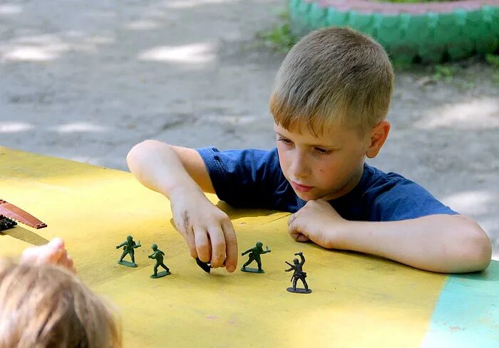 Игра в солдатики. Играть в солдатики. Мальчик играющий в солдатики. Мальчик солдатик. Мальчик играет 18