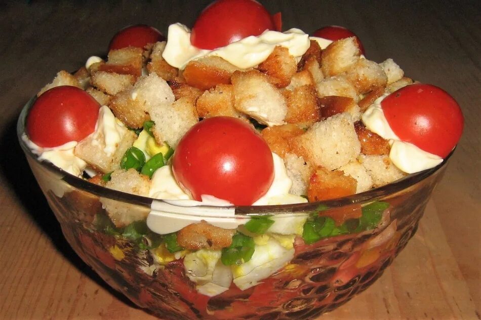 Салат с курицей помидорами и сыром и сухариками. Салат с яйцом помидором сухариками салат. Салат с курицей и сухариками. Салат с копчёной курицей и кукурузой и сыром и помидорами. Салат с яйцом помидором сухариками салат.