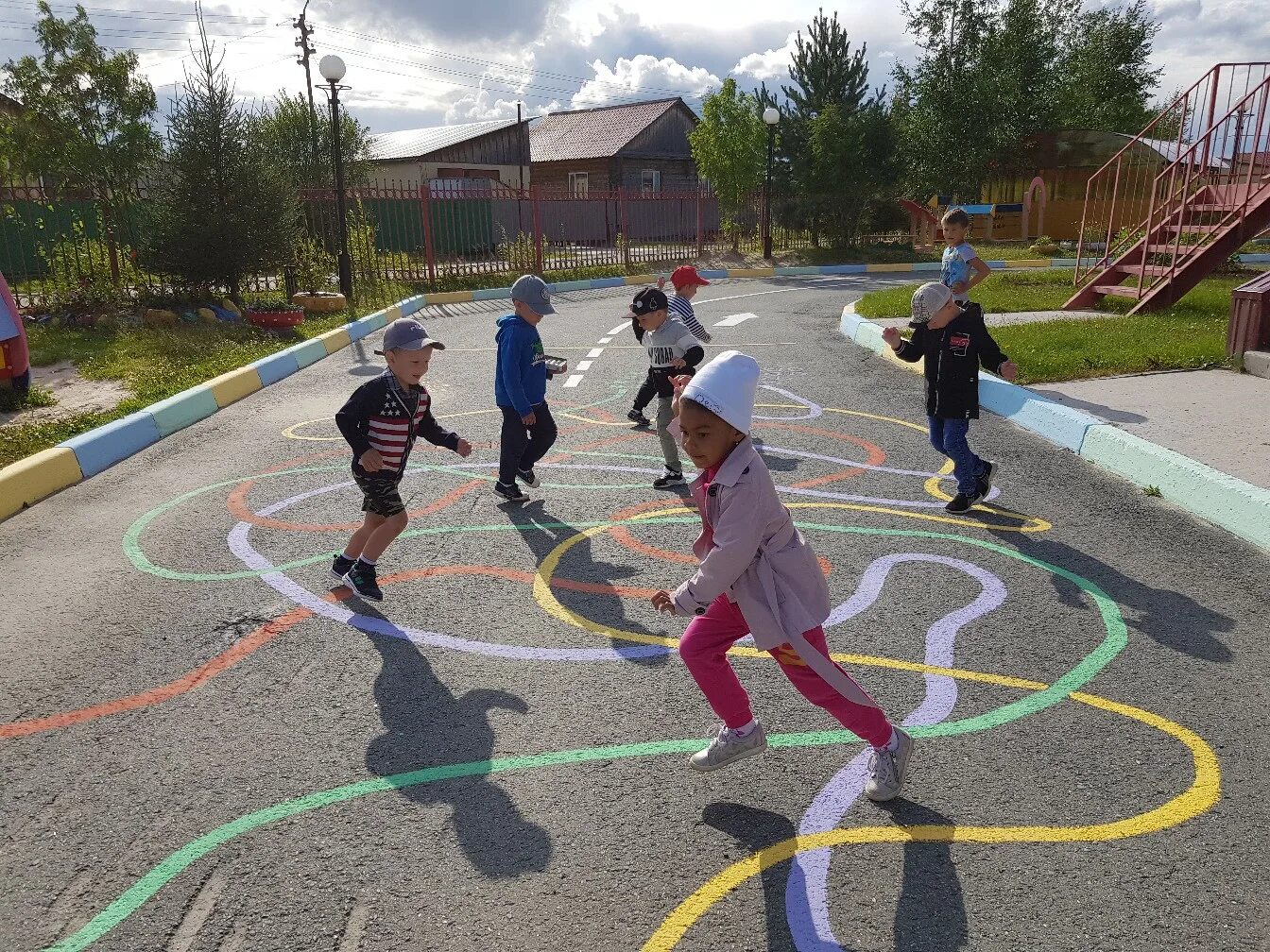 Игровая дорожка в детском саду на улице. Спортивная дорожка в детском саду на улице. Игры на асфальте в детском саду. Дорожки на асфальте в детском саду. Простые игры улицы