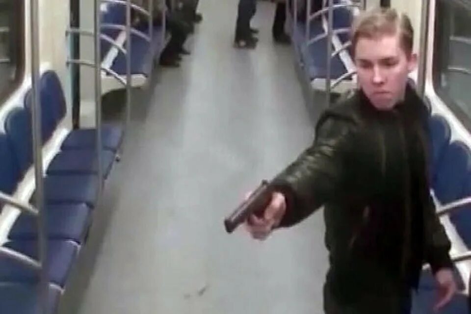 Стрелок в метро Паршин. Парень с пистолетом в метро. Нападения на камеру