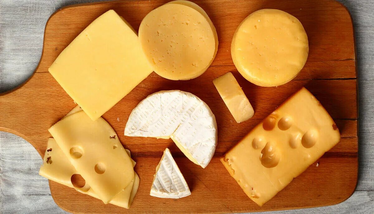 Съела на ночь сыр. Сыр нарезка. Полезен ли сыр. Чем полезен сыр для организма. Сыр на ночь.