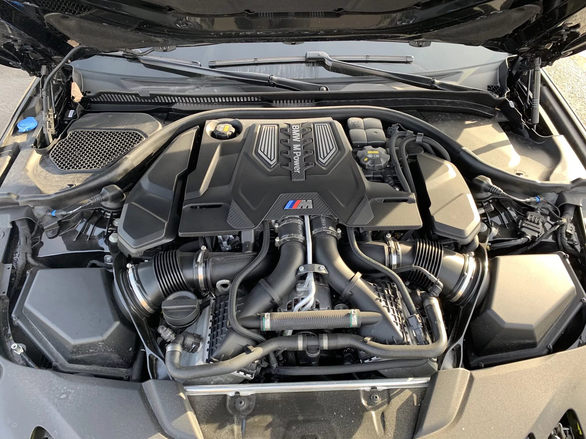 Бмв ф90 двигатель. BMW m5 f90 engine. Двигатель BMW m5 Competition f90. M5 f90 подкапотка. BMW m5 f90 подкапотка.