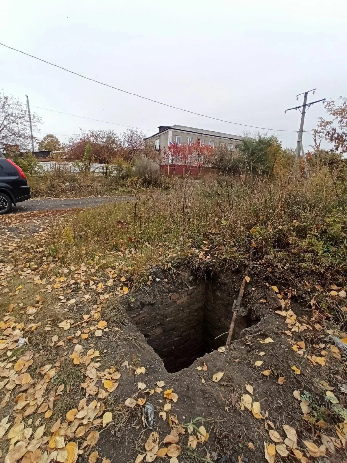2 яма оказалась не глубокая но широкая. Огромная яма. глубокая яма. самая большая выкопанная яма.