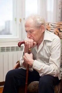Дедушка смотрит в окно