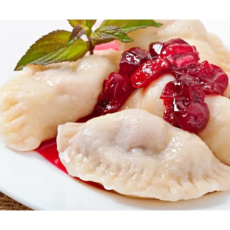 Вареники с вишней в разрезе. Вареники с черешней. Лепка вареников с вишней. Солят ли вареники с вишней. Вишневые вареники.