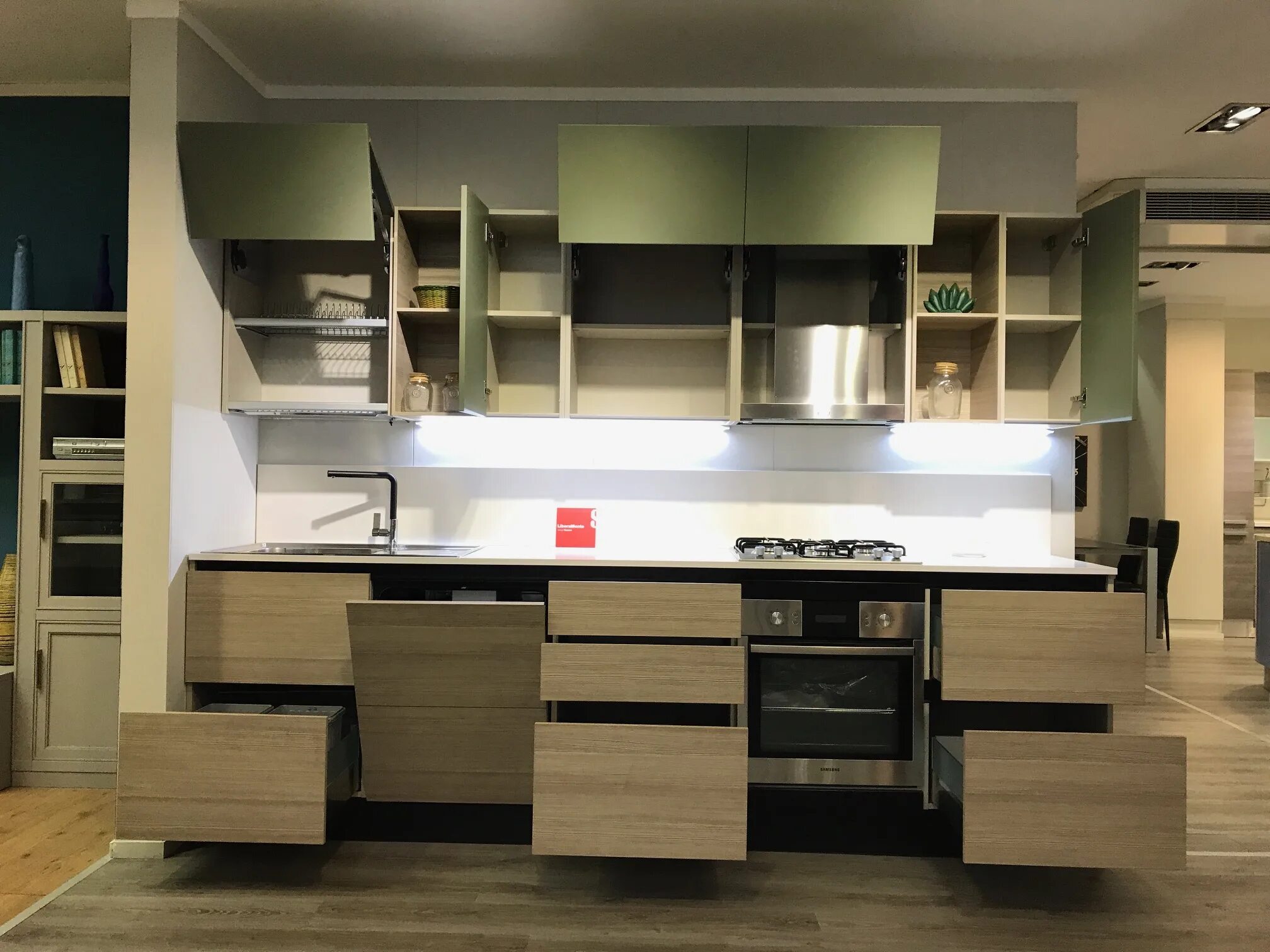 Выставочные образцы кухни в москве. Кухни Scavolini. Дятьково мебель кухни. Выставка кухонь. Scavolini Flux остров Размеры.