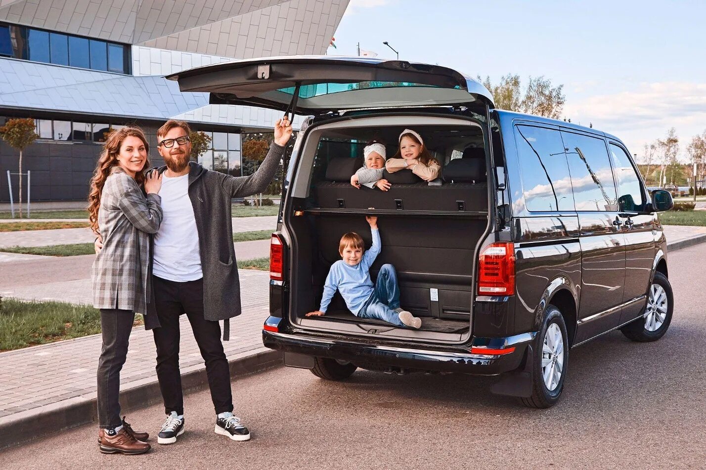Фольксваген Мультивен для семьи. Фольксваген Мультивен 7 мест. Семейные автомобили Volkswagen Multivan. Фольксваген Мультивен семья машин.