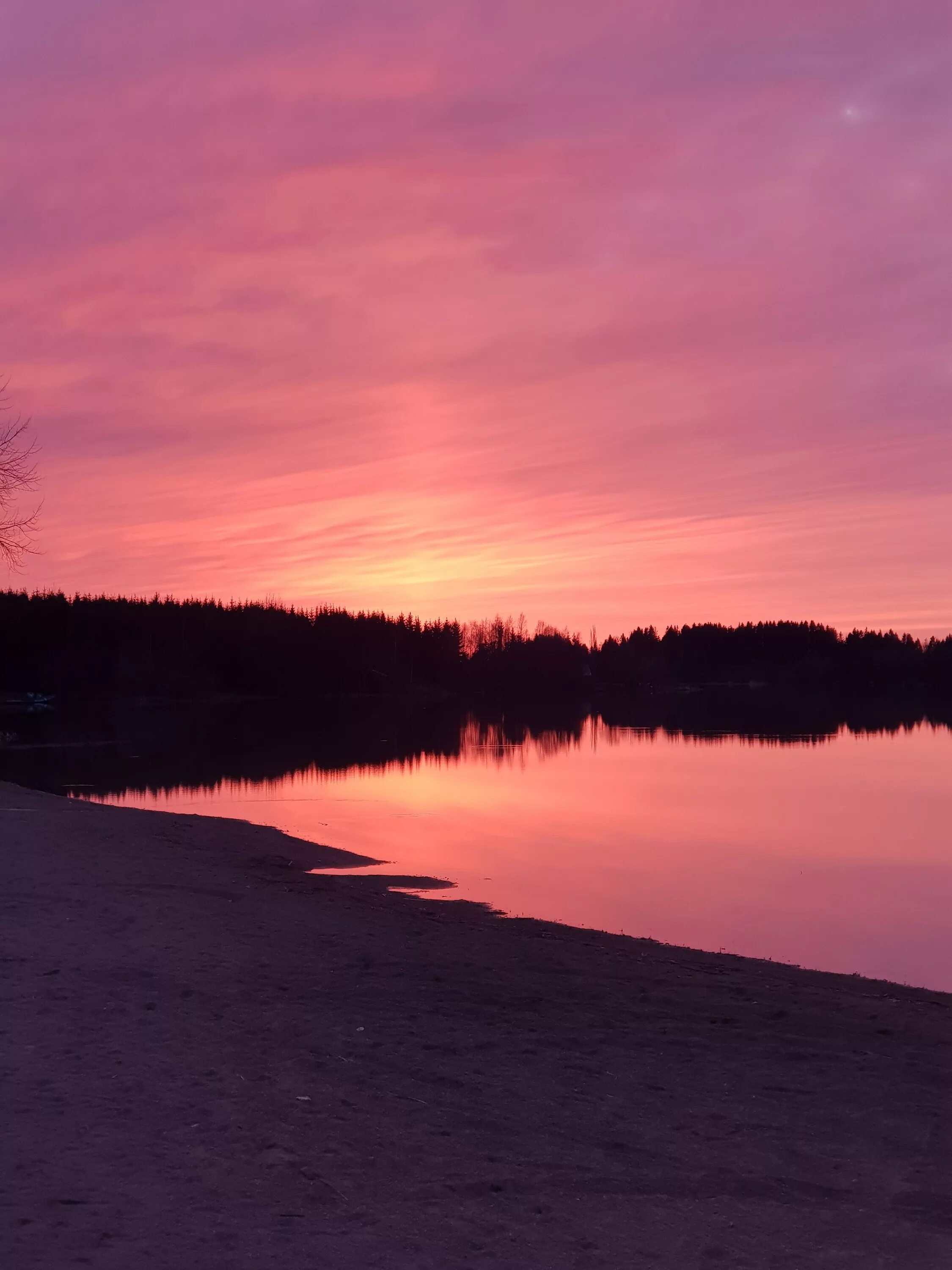 Дым бледно розовый рассвет. Озеро красный Восход Рязань. Озеро вечером. Розовый закат на озере. Малиновый закат на озере.