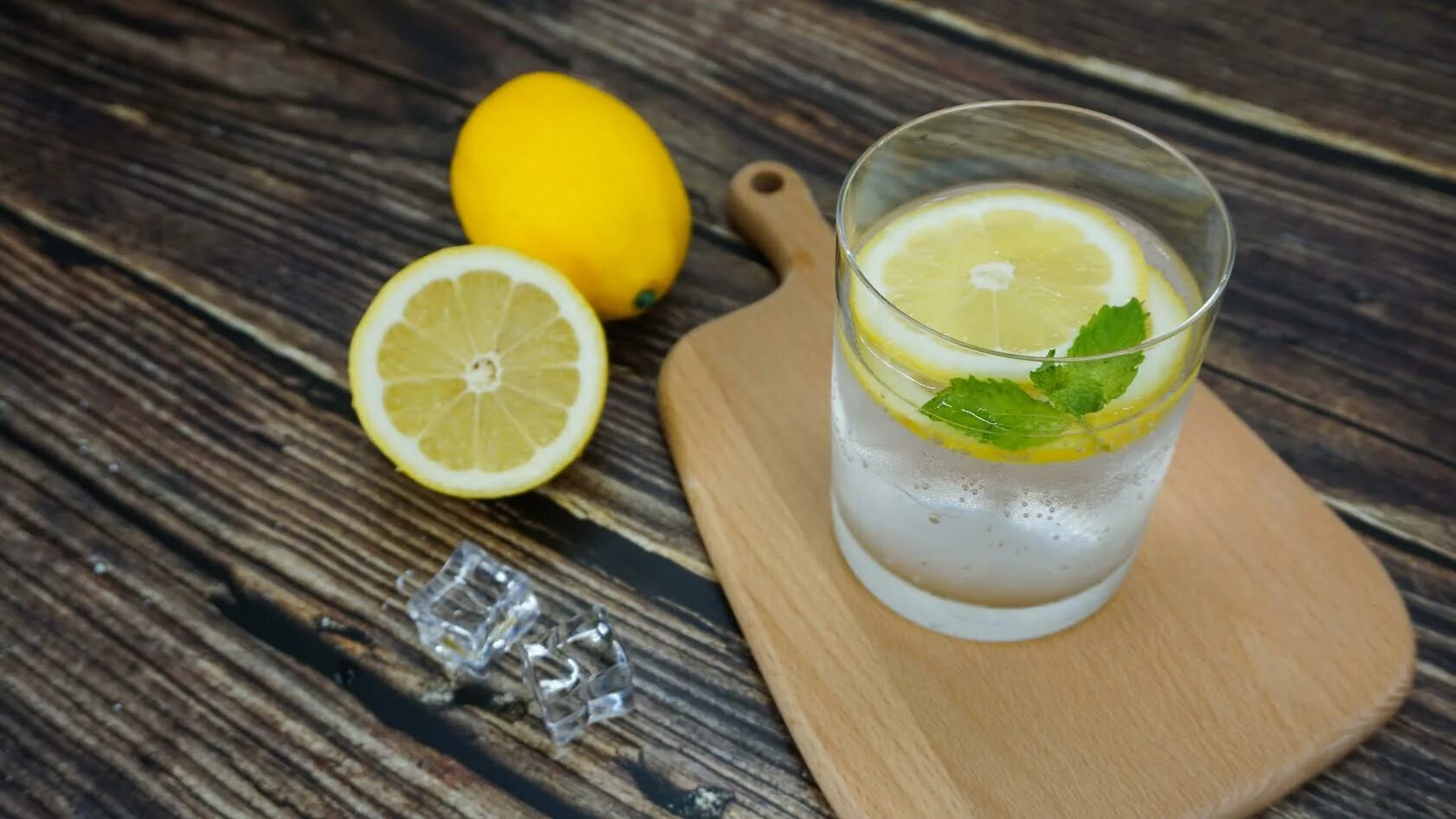 Вода с лимоном. Рюмка с лимоном. Минеральная вода с лимоном. Стакан воды с лимоном на столе. Вода с лимоном и солью