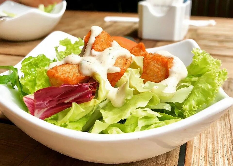 Греческий салат. Салаты заправленные соусом. Горчичный соус для салата. Греческий салат. Соус для греческого салата в домашних.