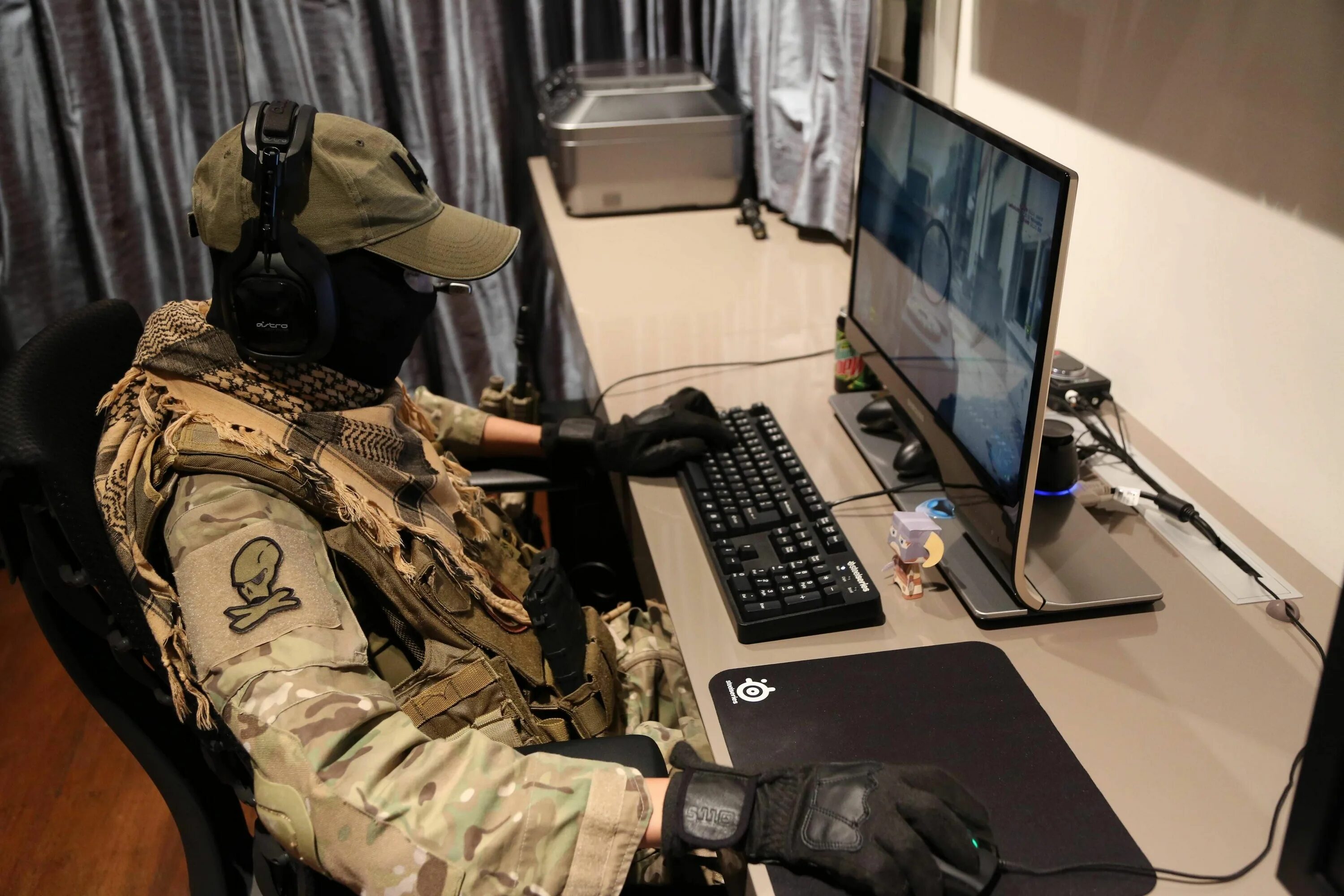 Компьютерные войска. Геймер в военной форме. Солдат за компьютером. Спецназ за компом. Ноутбук для игры в танки