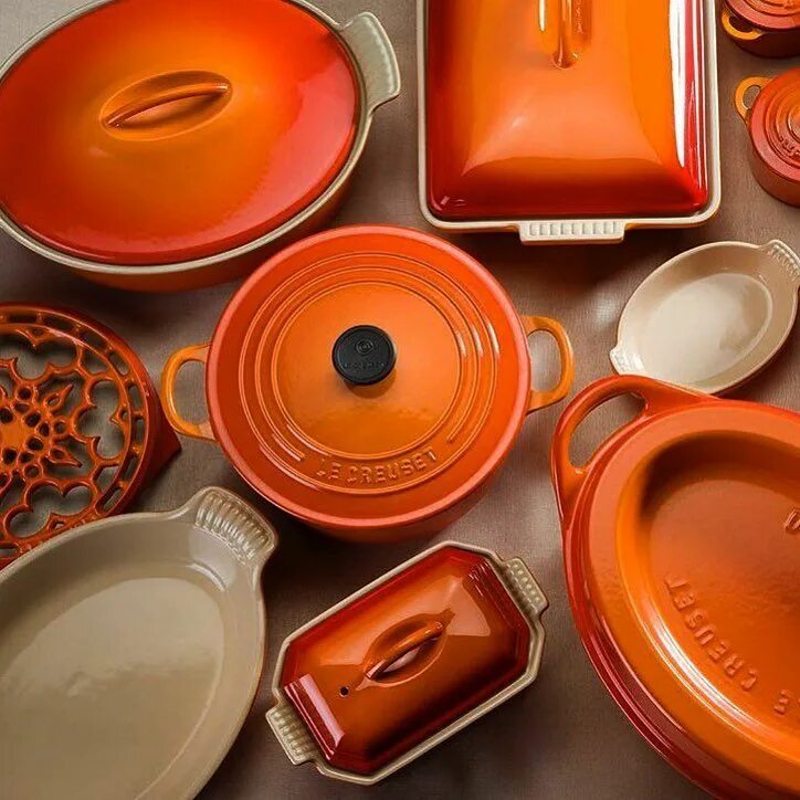 Французские кастрюли le creuset. Посуда la creuset. Французская посуда le creuset. Французская посуда le creuset. Le creuset гарри поттер посуда.