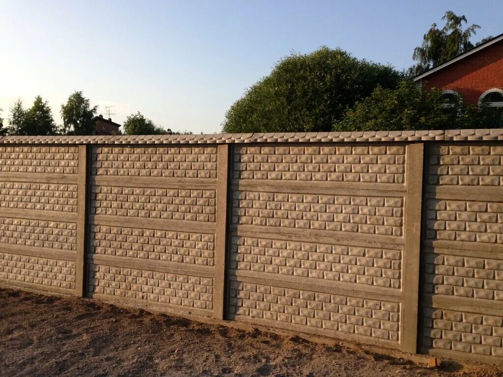 Столбовой бетонный блок 300х300х200. Деревянный забор с бетонными столбами. Бетонный забор. Наборный забор. Бетонный забор еврозабор.