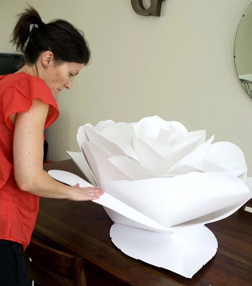 Большие цветы из бумаги своими руками. Большие объемные цветы. Огромные розы из гофробумаги. Огромный цветок. Видео как сделать огромный.