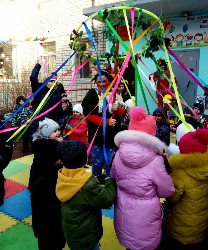 Карусель солнце на масленицу. Карусель на масленицу. Карусель с ленточками на масленицу. Карусель на масленицу. Декорации на масленицу.